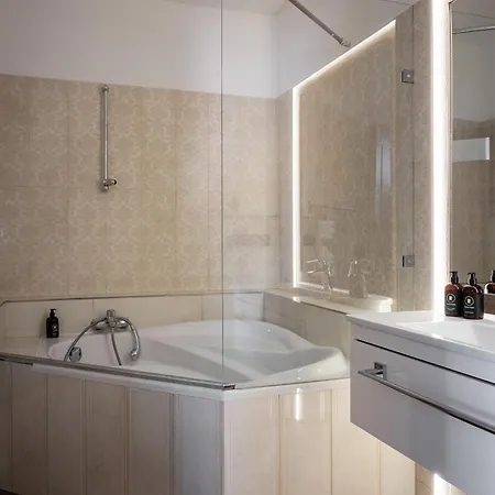 In Heart Of Elegant Downtown - Ac, 2br, 2ba Apartment