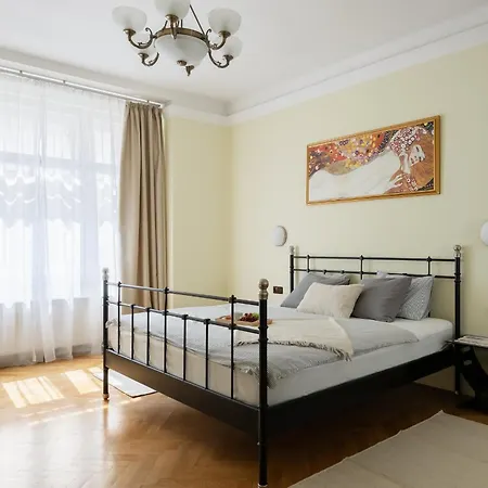 Apartment In Heart Of Elegant Downtown - Ac, 2br, 2ba *
