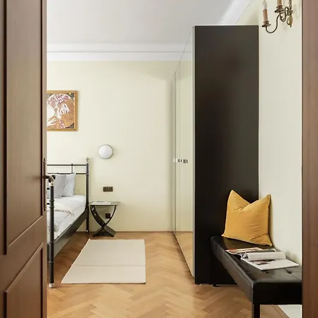 In Heart Of Elegant Downtown - Ac, 2br, 2ba Prag