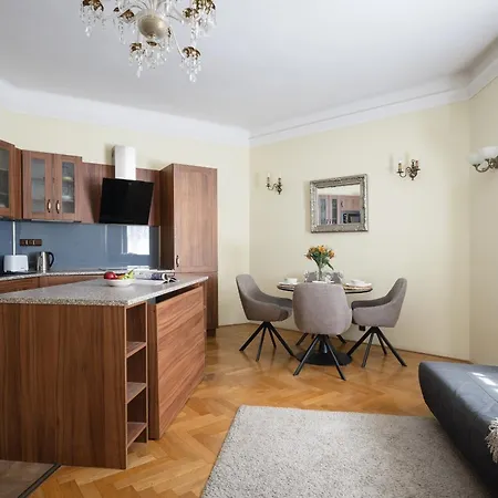 In Heart Of Elegant Downtown - Ac, 2br, 2ba Apartment