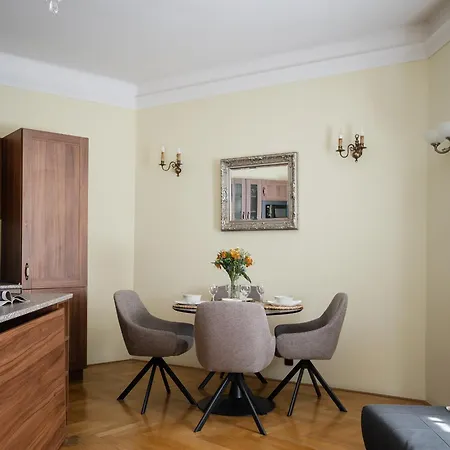 In Heart Of Elegant Downtown - Ac, 2br, 2ba Prag