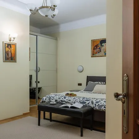 Apartment In Heart Of Elegant Downtown - Ac, 2br, 2ba *