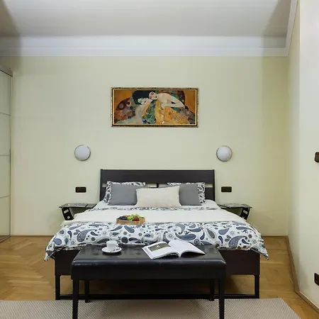In Heart Of Elegant Downtown - Ac, 2br, 2ba *