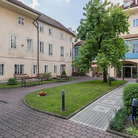 In Heart Of Elegant Downtown - Ac, 2br, 2ba Prag