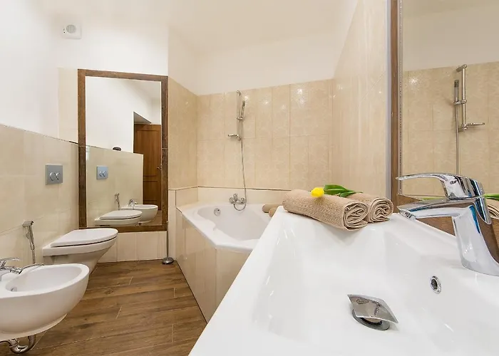 In Heart Of - 2br 2ba Elegant Downtown Daire Prag