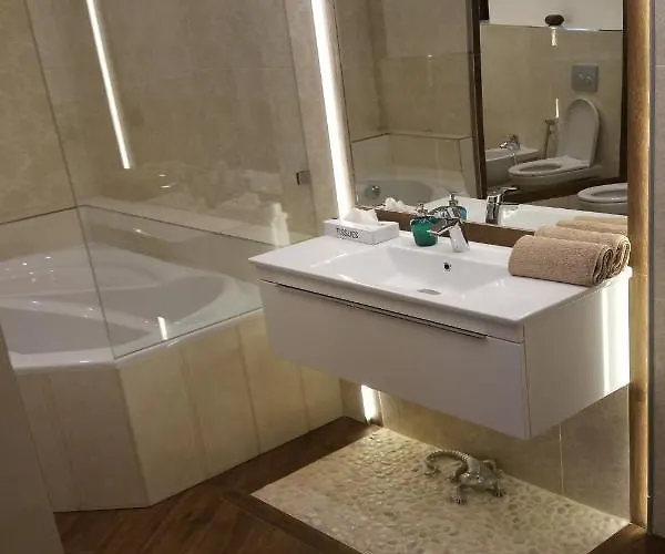 In Heart Of - 2br 2ba Elegant Downtown *