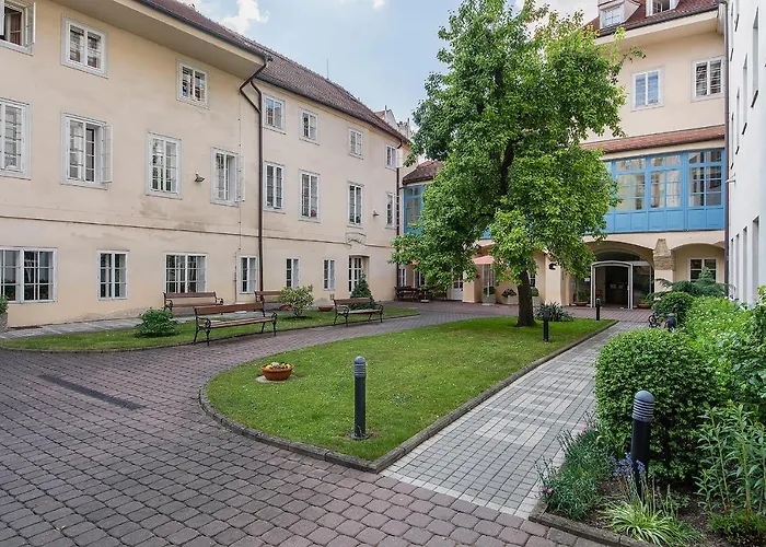 In Heart Of - 2br 2ba Elegant Downtown *
