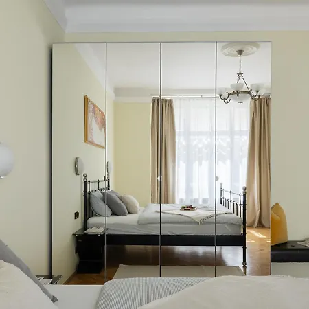 Apartmán In Heart Of Elegant Downtown - Ac, 2br, 2ba