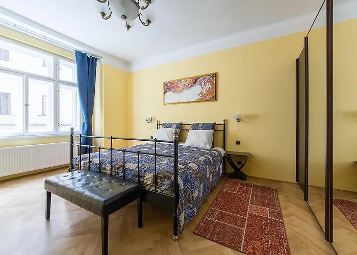 In Heart Of - 2br 2ba Elegant Downtown *